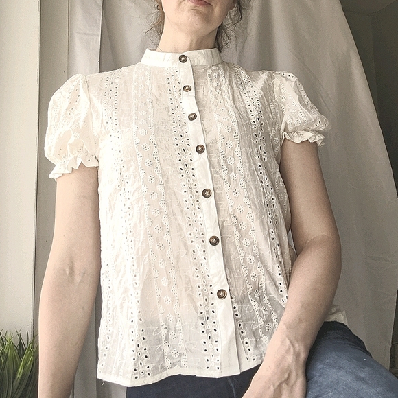 3/$30Darling Eyelet Blouse w/Tortoiseshell Buttons - Picture 1 of 8